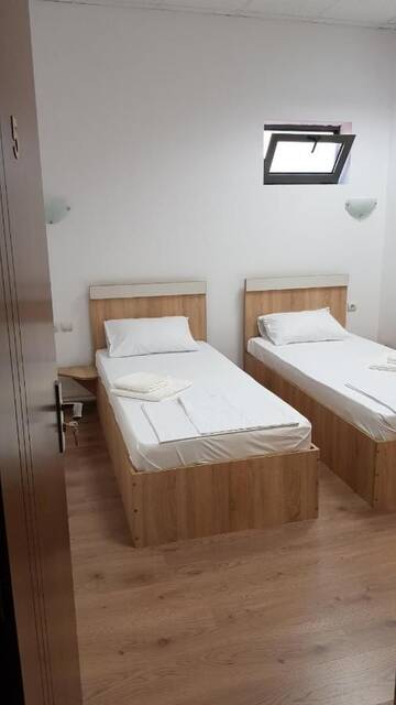 Фото номера Двухместный номер с 2 отдельными кроватями Отель Hotel Tomi г. Бухарест 4
