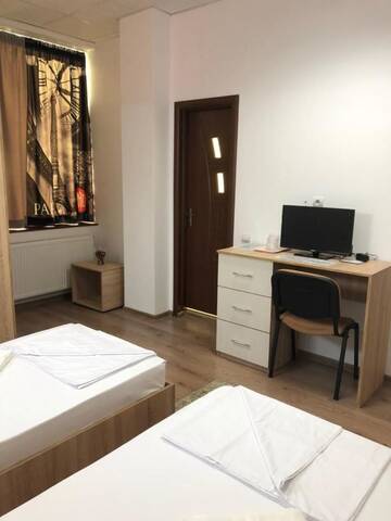 Фото номера Двухместный номер с 2 отдельными кроватями Отель Hotel Tomi г. Бухарест 3