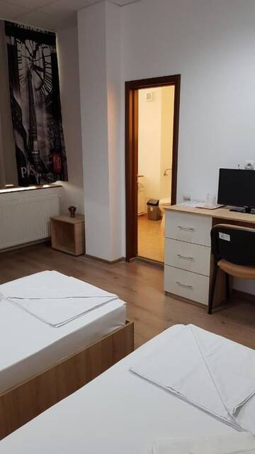Фото номера Двухместный номер с 2 отдельными кроватями Отель Hotel Tomi г. Бухарест 5