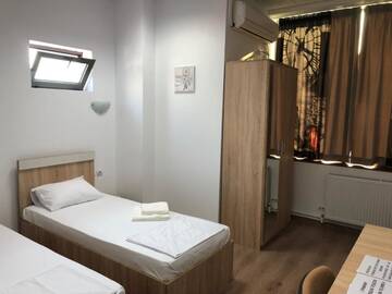 Фото номера Двухместный номер с 2 отдельными кроватями Отель Hotel Tomi г. Бухарест 6