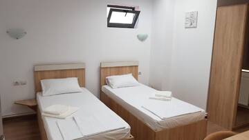 Фото номера Двухместный номер с 2 отдельными кроватями Отель Hotel Tomi г. Бухарест 9
