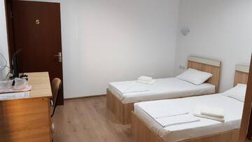 Фото номера Двухместный номер с 2 отдельными кроватями Отель Hotel Tomi г. Бухарест 11