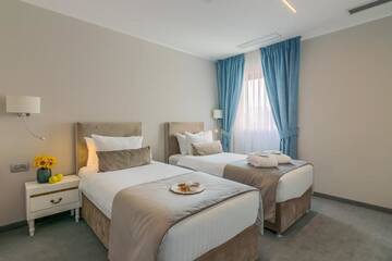 Фото номера Двухместный номер Делюкс с 2 отдельными кроватями Отель New Era Hotel г. Бухарест 2