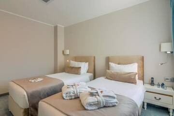 Фото номера Двухместный номер Делюкс с 2 отдельными кроватями Отель New Era Hotel г. Бухарест 3