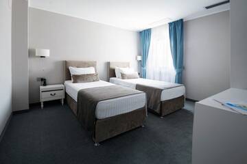 Фото номера Двухместный номер Делюкс с 2 отдельными кроватями Отель New Era Hotel г. Бухарест 9