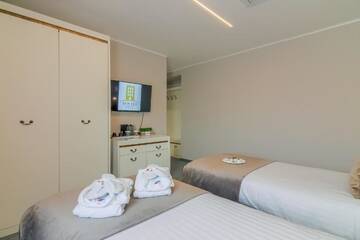 Фото номера Двухместный номер Делюкс с 2 отдельными кроватями Отель New Era Hotel г. Бухарест 4