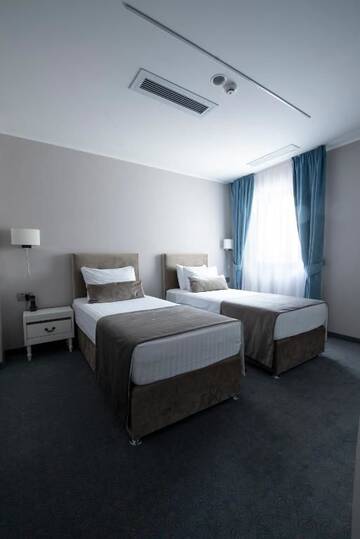 Фото номера Двухместный номер Делюкс с 2 отдельными кроватями Отель New Era Hotel г. Бухарест 10