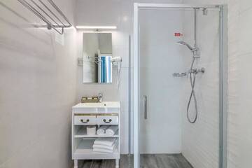 Фото номера Двухместный номер Делюкс с 1 кроватью и балконом Отель New Era Hotel г. Бухарест 4