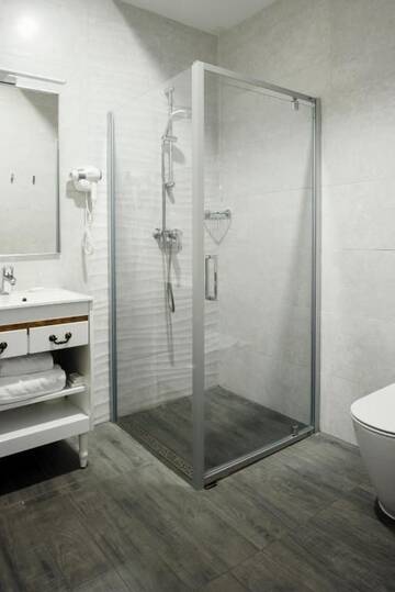 Фото номера Двухместный номер Делюкс с 2 отдельными кроватями Отель New Era Hotel г. Бухарест 11