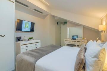 Фото номера Attic Deluxe Double Room Отель New Era Hotel г. Бухарест 3