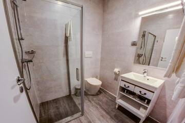 Фото номера Двухместный номер Делюкс с 2 отдельными кроватями Отель New Era Hotel г. Бухарест 15