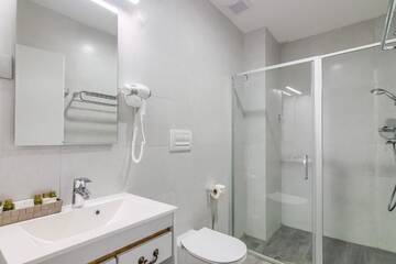 Фото номера Двухместный номер Делюкс с 2 отдельными кроватями Отель New Era Hotel г. Бухарест 13