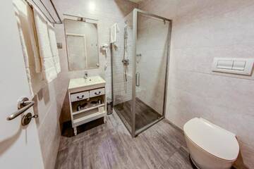 Фото номера Двухместный номер Делюкс с 2 отдельными кроватями Отель New Era Hotel г. Бухарест 14
