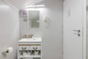 Фото номера Attic Deluxe Double Room Отель New Era Hotel г. Бухарест 9