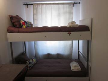 Фото номера Кровать в общем двухместном номере для женщин Хостелы Level Hostel г. Бухарест 8