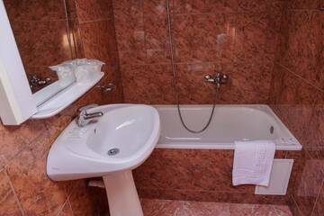 Фото номера Двухместный номер эконом-класса с 1 кроватью Отель Bucharest Downtown Inn г. Бухарест 11