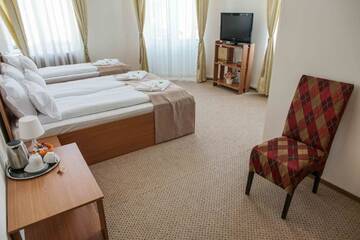 Фото номера Трехместный номер Отель Bucharest Downtown Inn г. Бухарест 3