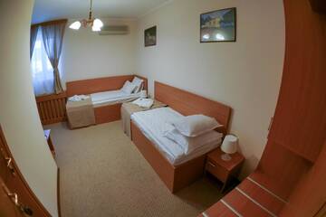 Фото номера Двухместный номер с 2 отдельными кроватями Отель Bucharest Downtown Inn г. Бухарест 4