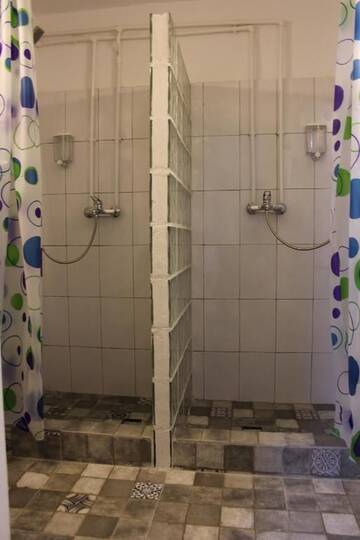 Фото номера Четырехместный номер с собственной ванной комнатой Хостелы 4 Gara de Nord Poshtel г. Бухарест 14