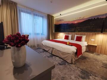 Фото номера Номер с кроватью размера «king-size» Отель YMY Boutique Residence г. Бухарест 5