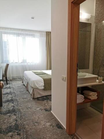 Фото номера Номер с кроватью размера «king-size» Отель YMY Boutique Residence г. Бухарест 6