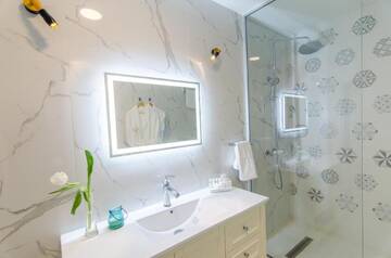 Фото номера Двухместный номер Делюкс с 2 отдельными кроватями Отель Hotel Lido by Phoenicia г. Бухарест 6