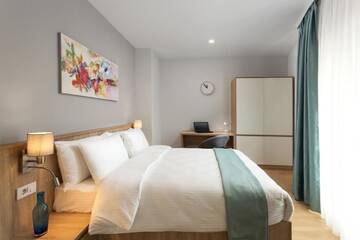Фото номера Семейный номер с балконом Отель Athina Suites Hotel г. Бухарест 5