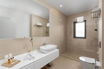 Фото номера Семейный номер с балконом Отель Athina Suites Hotel г. Бухарест 8
