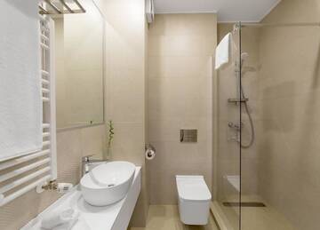Фото номера Семейный номер с балконом Отель Athina Suites Hotel г. Бухарест 10