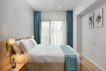 Фото номера Двухместный номер с 1 кроватью и балконом Отель Athina Suites Hotel г. Бухарест 5