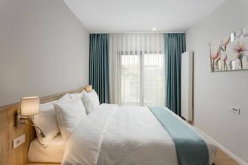 Фото номера Семейный номер с балконом Отель Athina Suites Hotel г. Бухарест 7