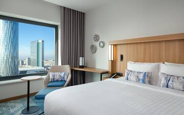 Фото номера Улучшенный номер с 1 кроватью размера «king-size» Отель Courtyard by Marriott Bucharest Floreasca г. Бухарест 5