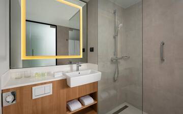 Фото номера Стандартный номер с 1 кроватью размера «king-size» Отель Courtyard by Marriott Bucharest Floreasca г. Бухарест 7