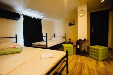 Фото номера Трехместный номер Хостелы Byzanthin Hostel г. Бухарест 4