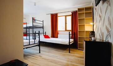 Фото номера Четырехместный номер Хостелы Byzanthin Hostel г. Бухарест 2