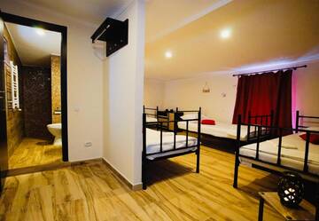 Фото номера Четырехместный номер Хостелы Byzanthin Hostel г. Бухарест 3
