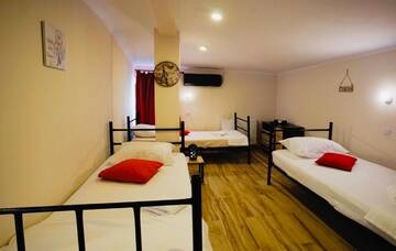 Фото номера Четырехместный номер Хостелы Byzanthin Hostel г. Бухарест 4