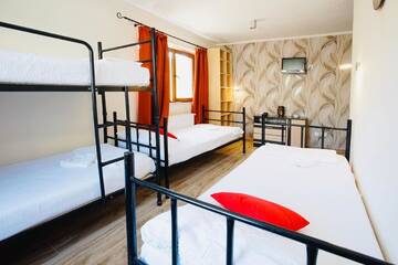 Фото номера Четырехместный номер Хостелы Byzanthin Hostel г. Бухарест 7
