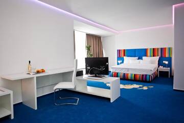 Фото номера Двухместный номер Делюкс с 1 кроватью Отель Marshal Garden Hotel г. Бухарест 3