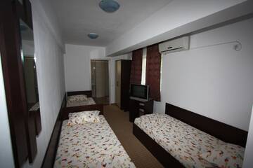 Фото номера Трехместный номер Отель Hotel Basarab г. Бухарест 3
