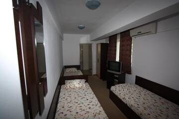 Фото номера Трехместный номер Отель Hotel Basarab г. Бухарест 5