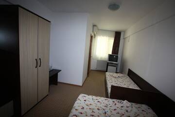 Фото номера Трехместный номер Отель Hotel Basarab г. Бухарест 2