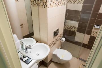 Фото номера Двухместный номер &quot;Комфорт&quot; с 1 кроватью и балконом Отель Hotel Boutique &amp; Restaurant Cherie г. Бухарест 4