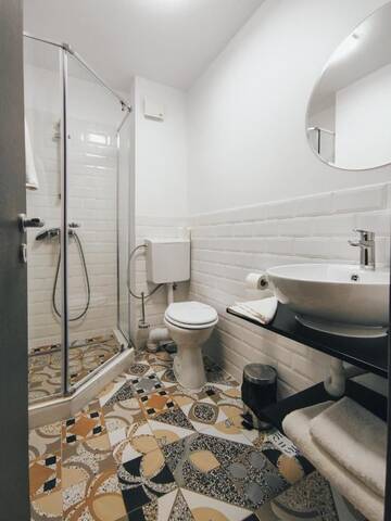 Фото номера Двухместный номер с 2 отдельными кроватями Отель Hotel Graffiti г. Бухарест 3