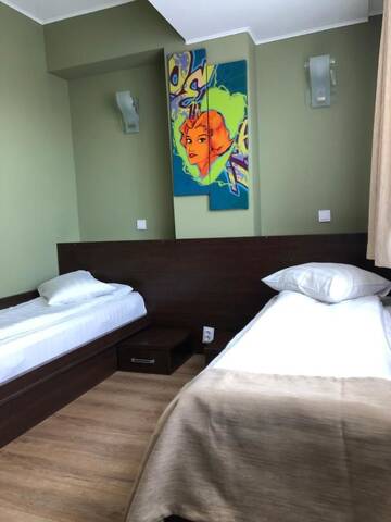 Фото номера Двухместный номер с 2 отдельными кроватями Отель Hotel Graffiti г. Бухарест 4