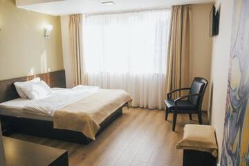 Фото номера Улучшенный двухместный номер с 1 кроватью Отель Hotel Graffiti г. Бухарест 3