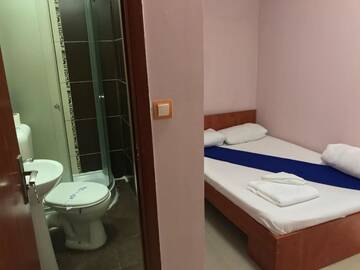 Фото номера Двухместный номер с 1 кроватью Хостелы Hostel Tripoli г. Бухарест 22