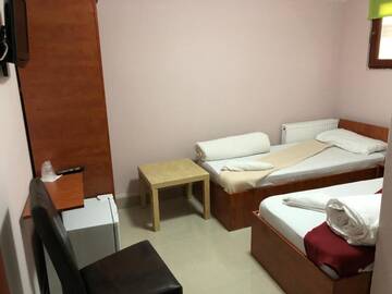 Фото номера Двухместный номер с 2 отдельными кроватями Хостелы Hostel Tripoli г. Бухарест 2