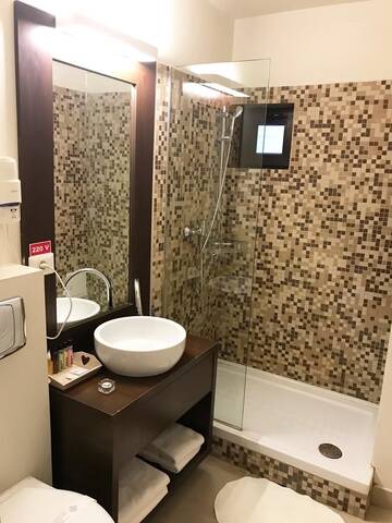 Фото номера Стандартный двухместный номер с 1 кроватью Отель Eden Boutique г. Бухарест 3