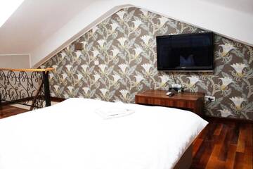 Фото номера Люкс с 1 спальней и балконом - №8 Отель Hotel Papion г. Бухарест 15